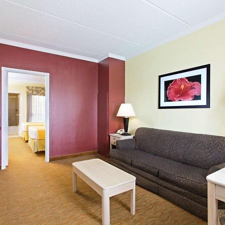 Baymont By Wyndham Tampa Near Busch Gardens Hotel Exterior foto