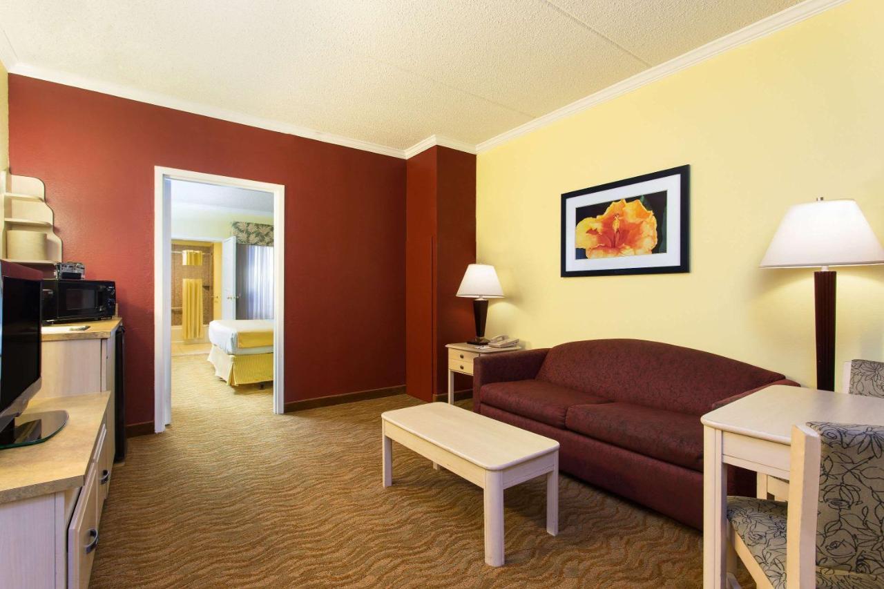 Baymont By Wyndham Tampa Near Busch Gardens Hotel Exterior foto