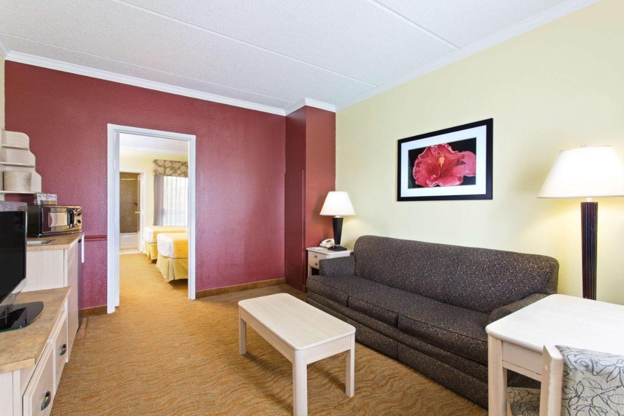 Baymont By Wyndham Tampa Near Busch Gardens Hotel Exterior foto
