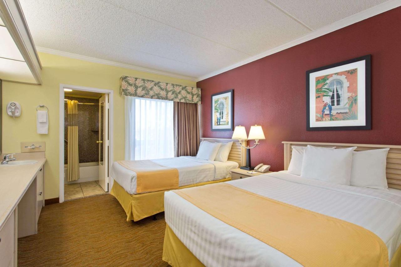 Baymont By Wyndham Tampa Near Busch Gardens Hotel Exterior foto