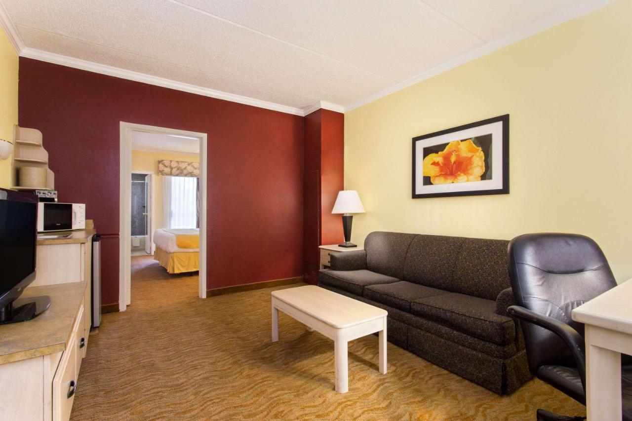 Baymont By Wyndham Tampa Near Busch Gardens Hotel Exterior foto