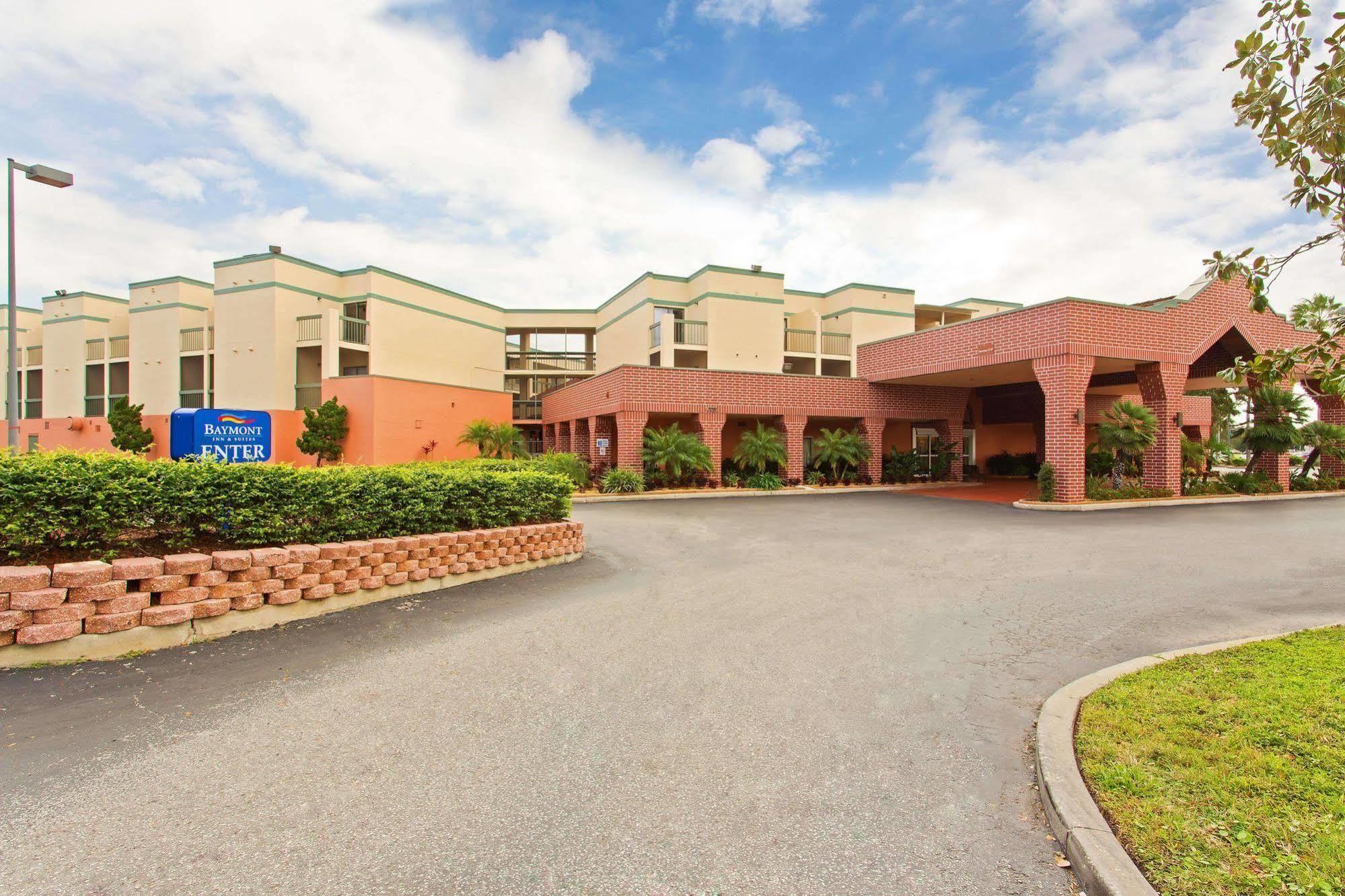 Baymont By Wyndham Tampa Near Busch Gardens Hotel Exterior foto