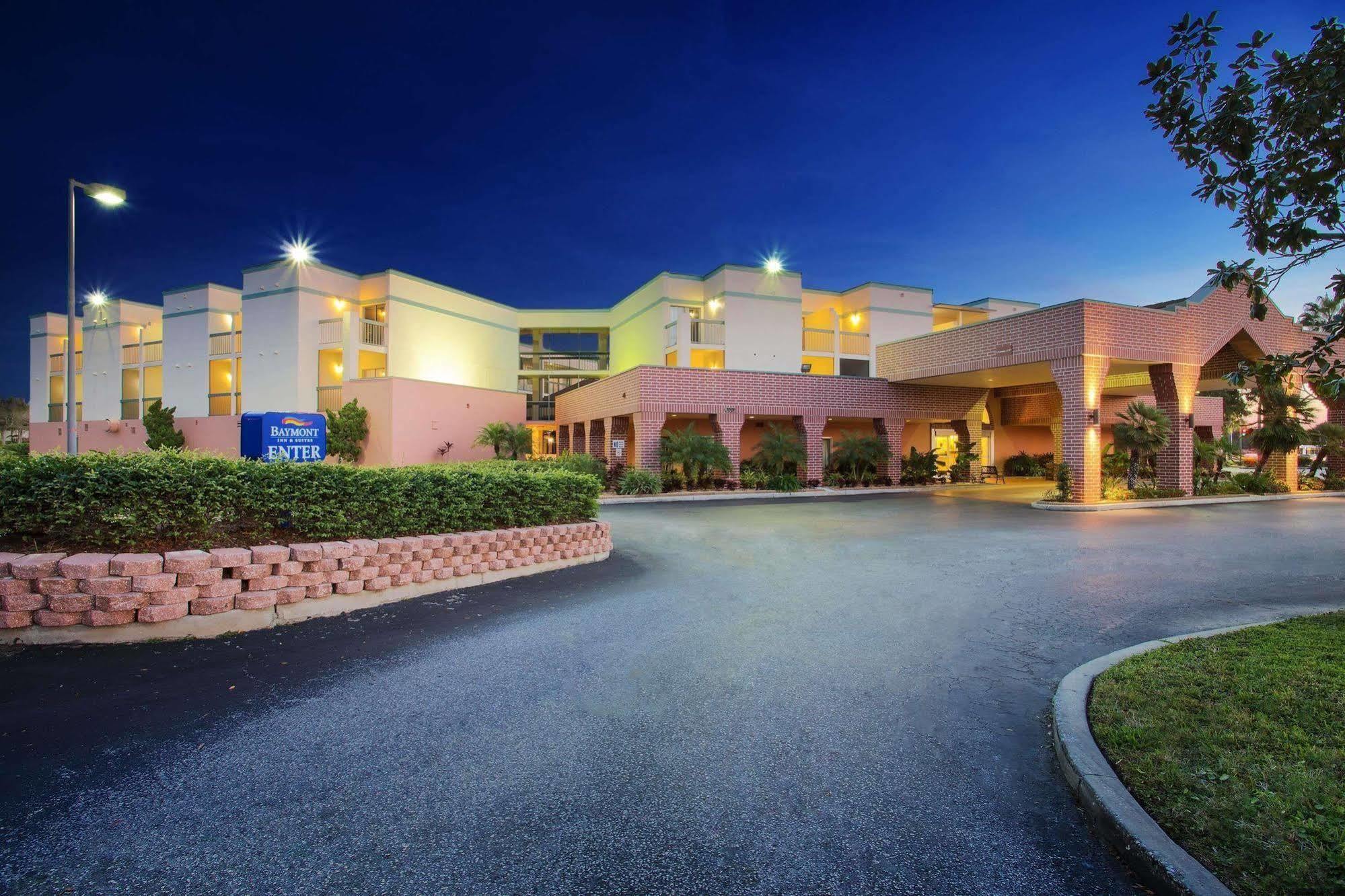 Baymont By Wyndham Tampa Near Busch Gardens Hotel Exterior foto