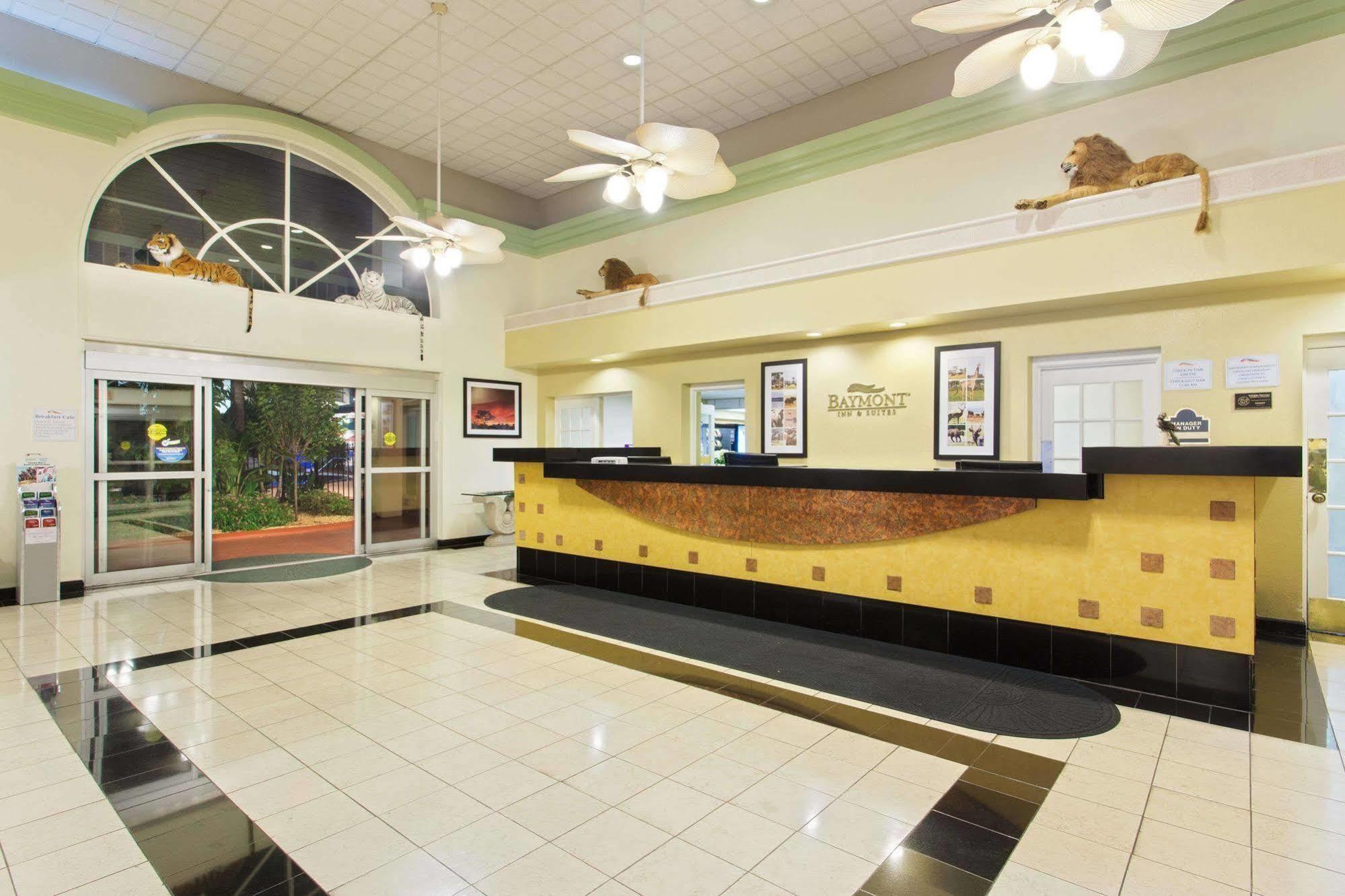 Baymont By Wyndham Tampa Near Busch Gardens Hotel Exterior foto