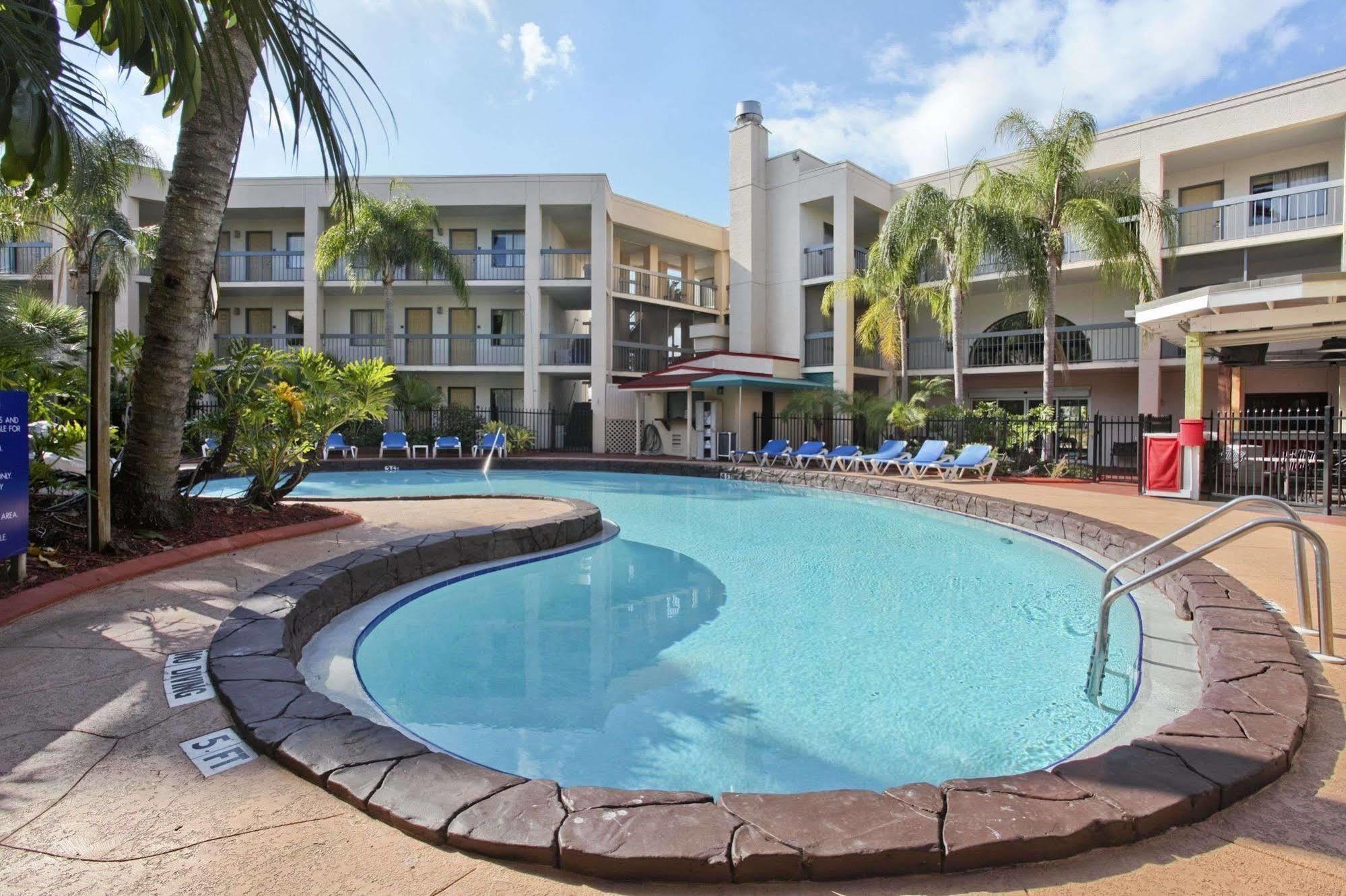 Baymont By Wyndham Tampa Near Busch Gardens Hotel Exterior foto
