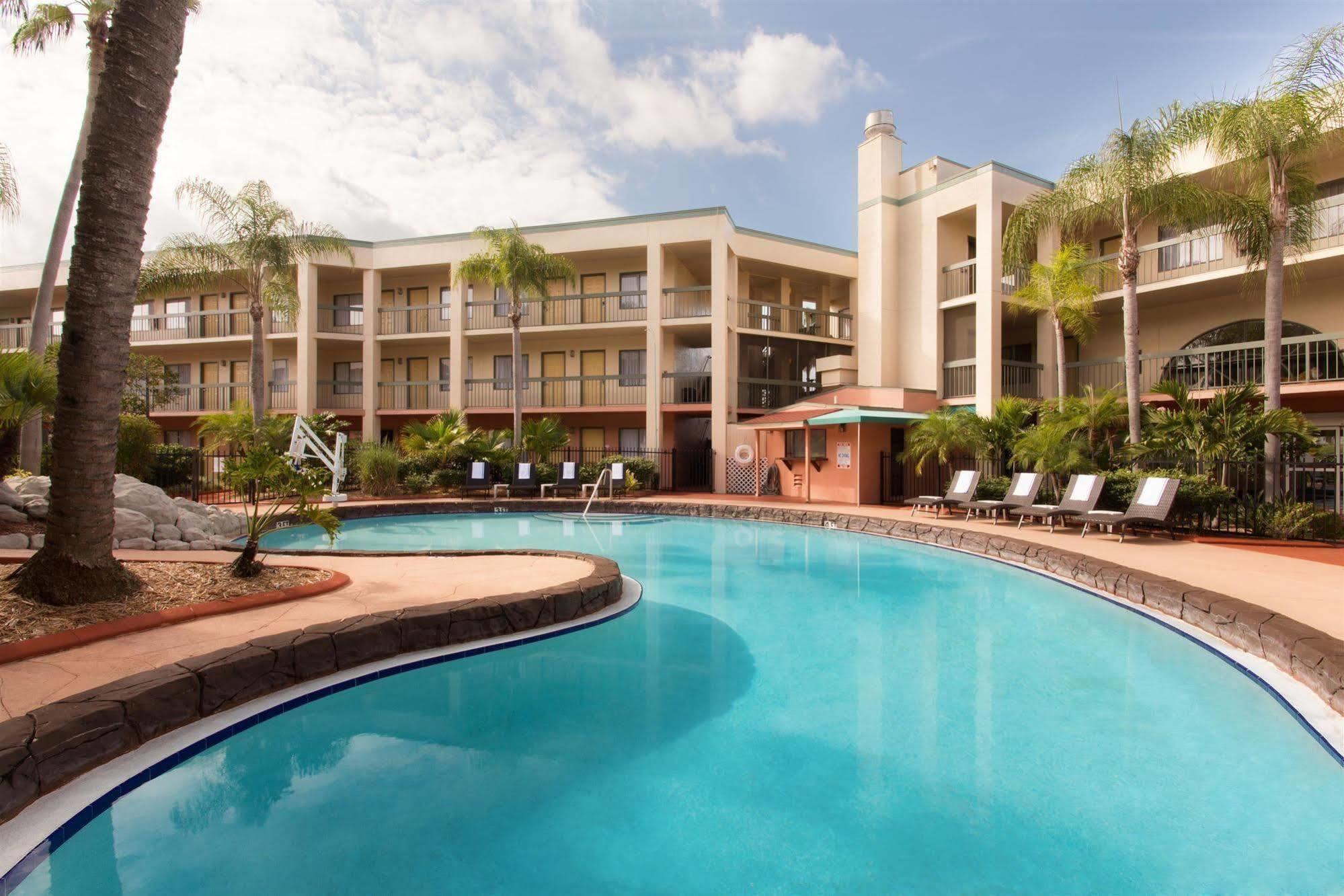 Baymont By Wyndham Tampa Near Busch Gardens Hotel Exterior foto