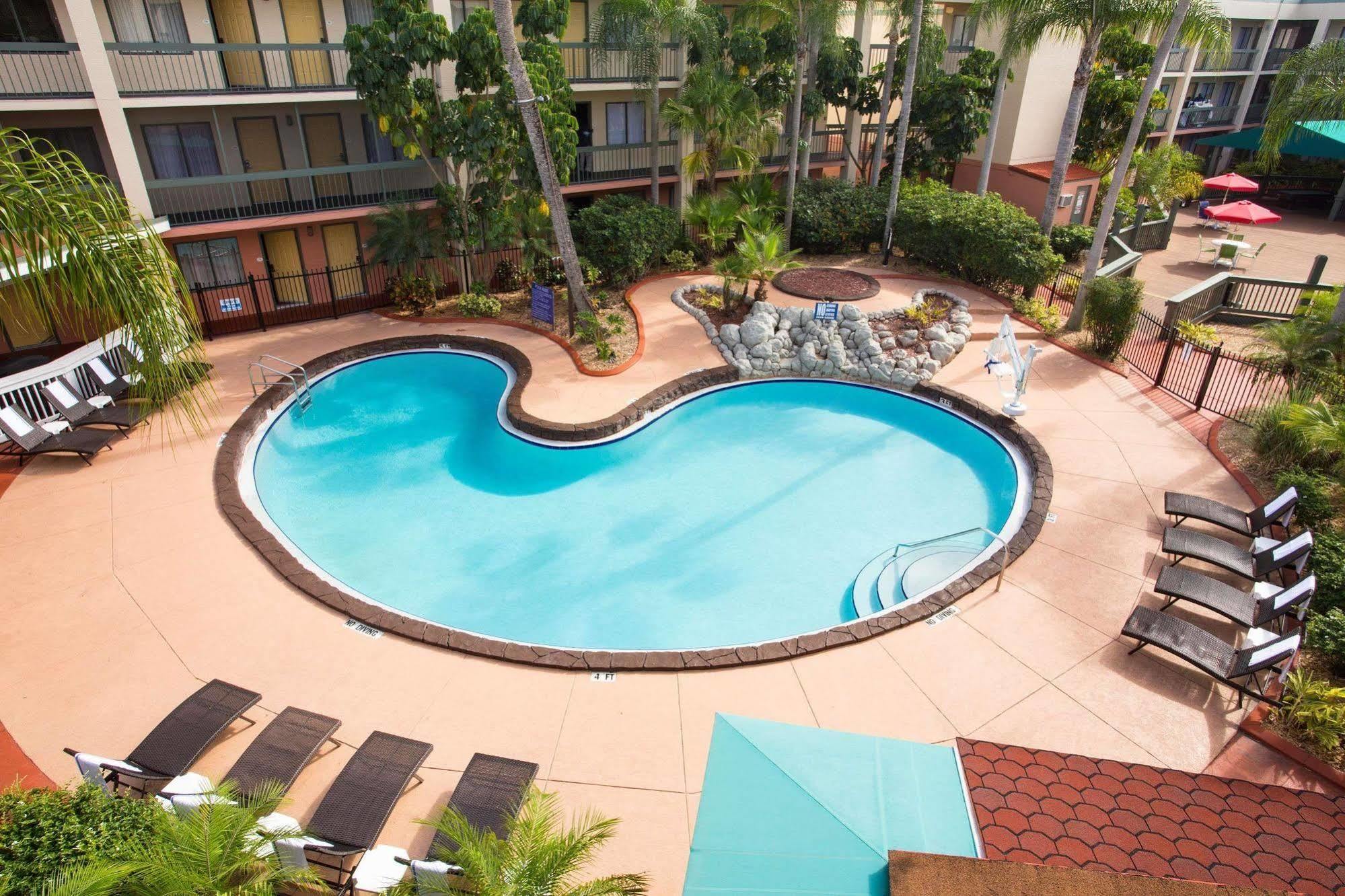Baymont By Wyndham Tampa Near Busch Gardens Hotel Exterior foto