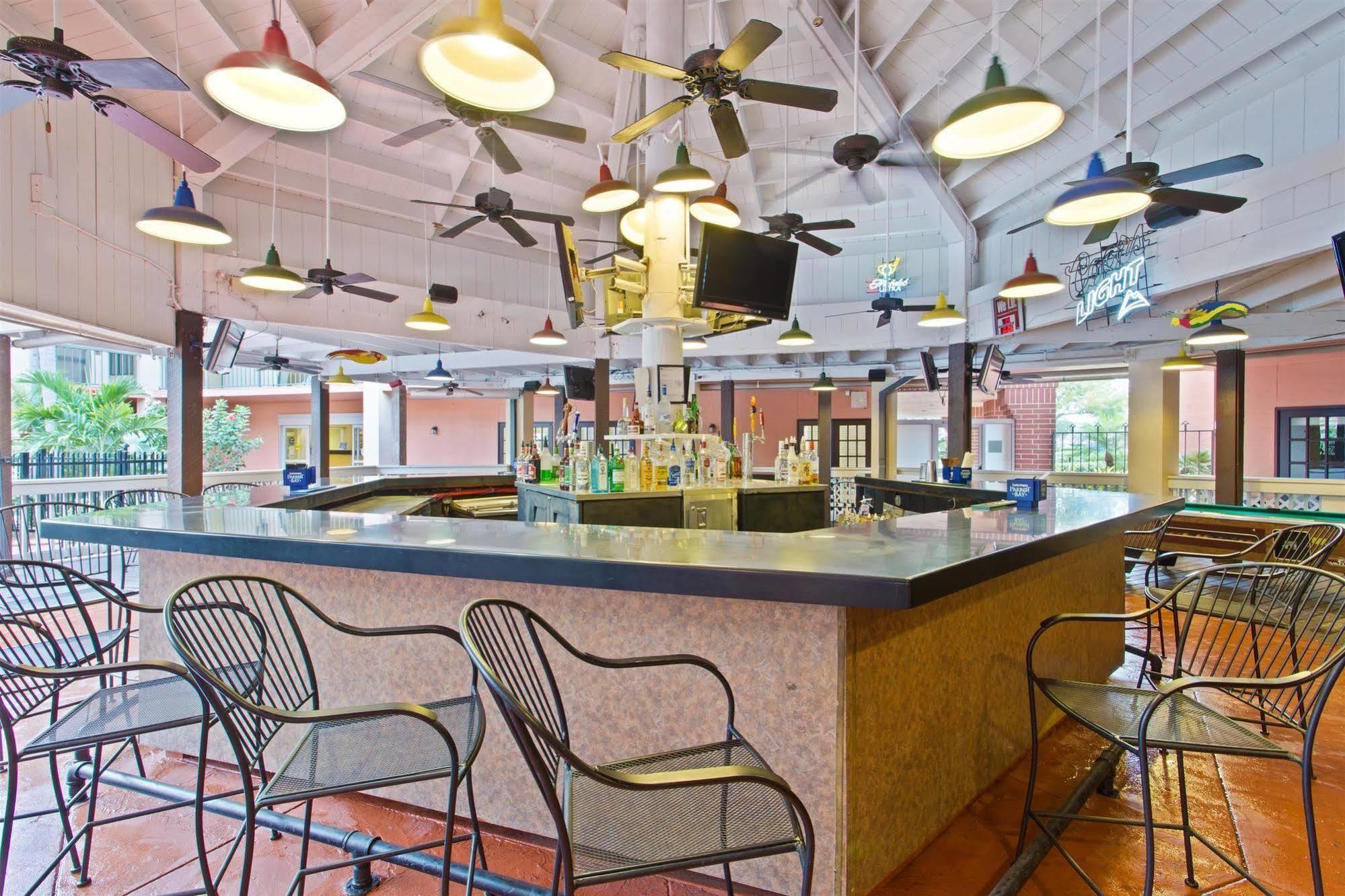Baymont By Wyndham Tampa Near Busch Gardens Hotel Exterior foto