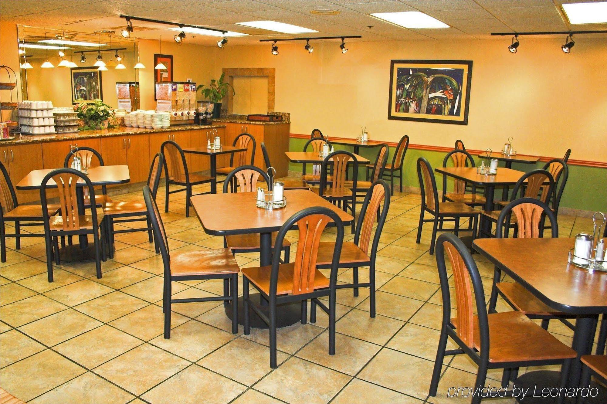 Baymont By Wyndham Tampa Near Busch Gardens Hotel Restaurante foto