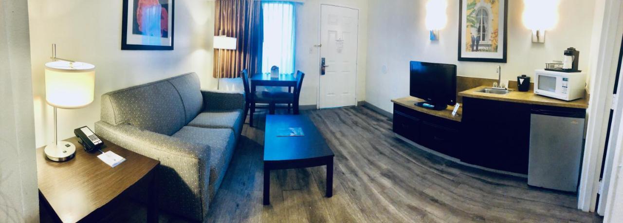 Baymont By Wyndham Tampa Near Busch Gardens Hotel Exterior foto