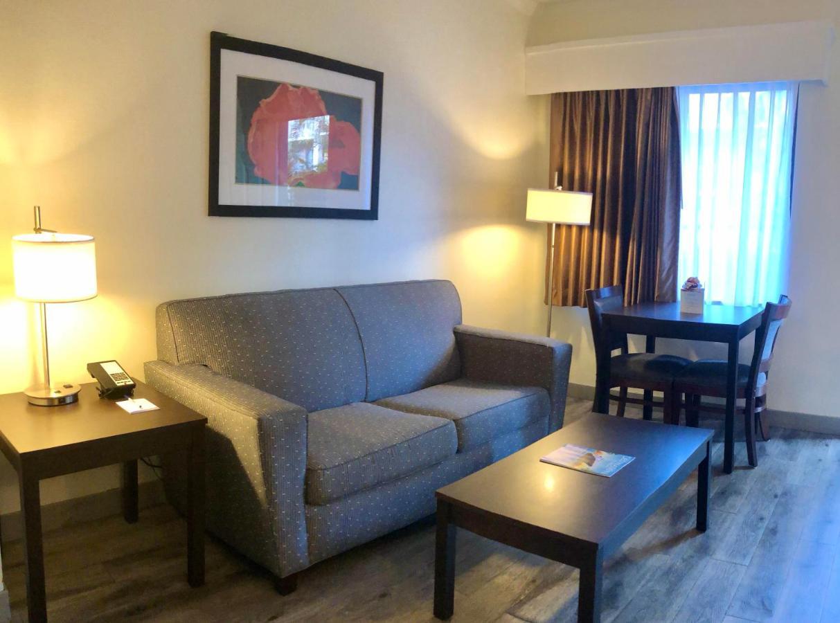 Baymont By Wyndham Tampa Near Busch Gardens Hotel Exterior foto