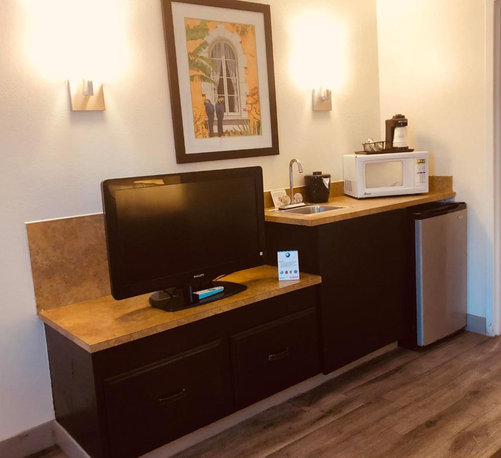Baymont By Wyndham Tampa Near Busch Gardens Hotel Exterior foto