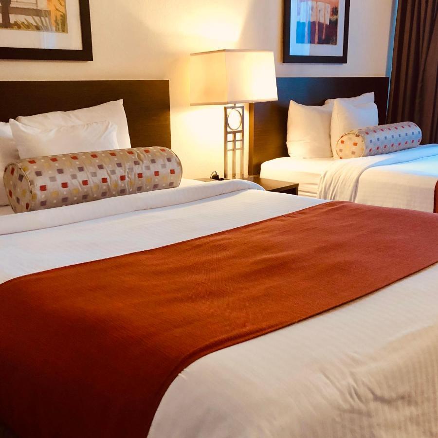 Baymont By Wyndham Tampa Near Busch Gardens Hotel Exterior foto