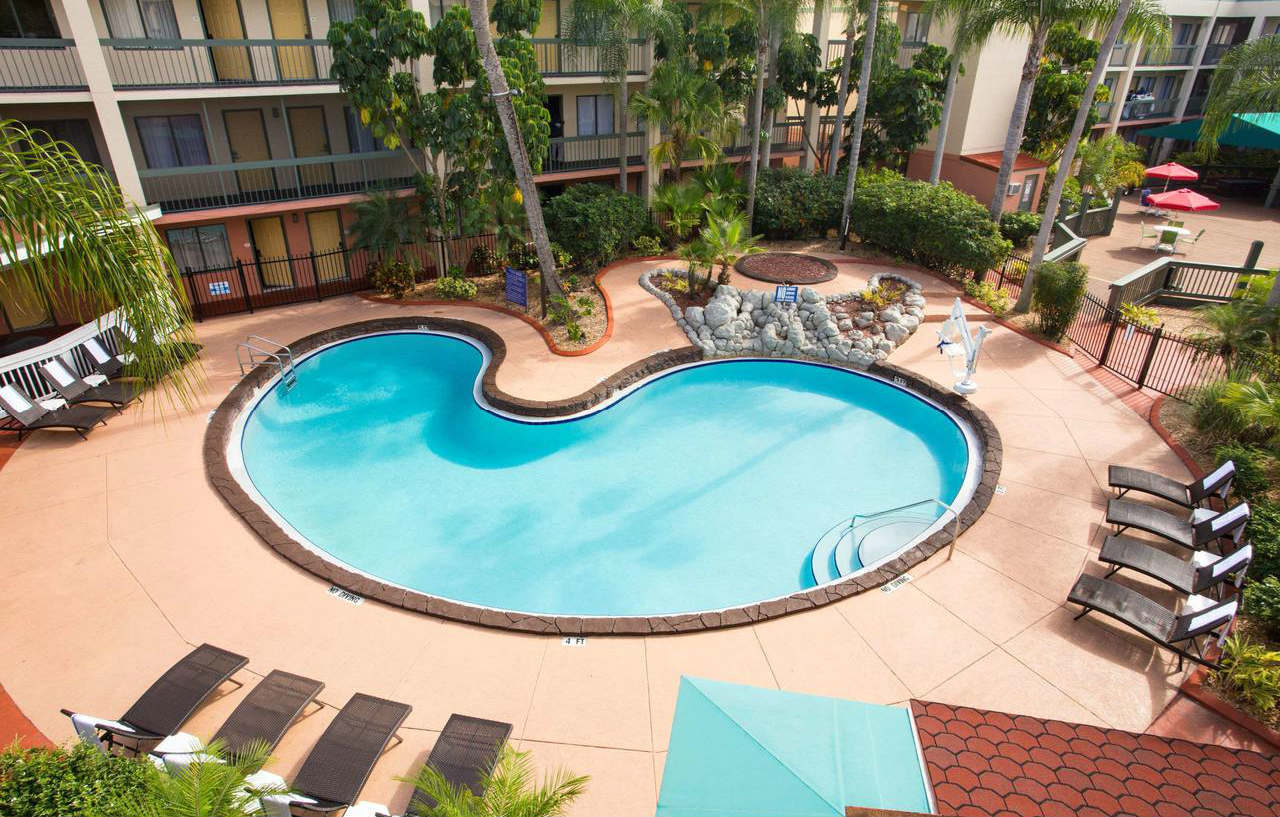 Baymont By Wyndham Tampa Near Busch Gardens Hotel Exterior foto